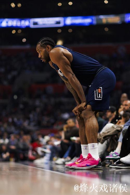 莱昂纳德膝伤恢复未定,将缺席新赛季初期比赛 莱昂纳德膝伤恢复未定,将缺席新赛季初期比赛